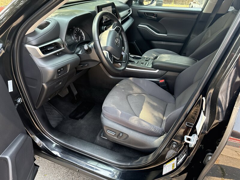 Used 2024 Toyota Highlander LE AWD/4WD image 17