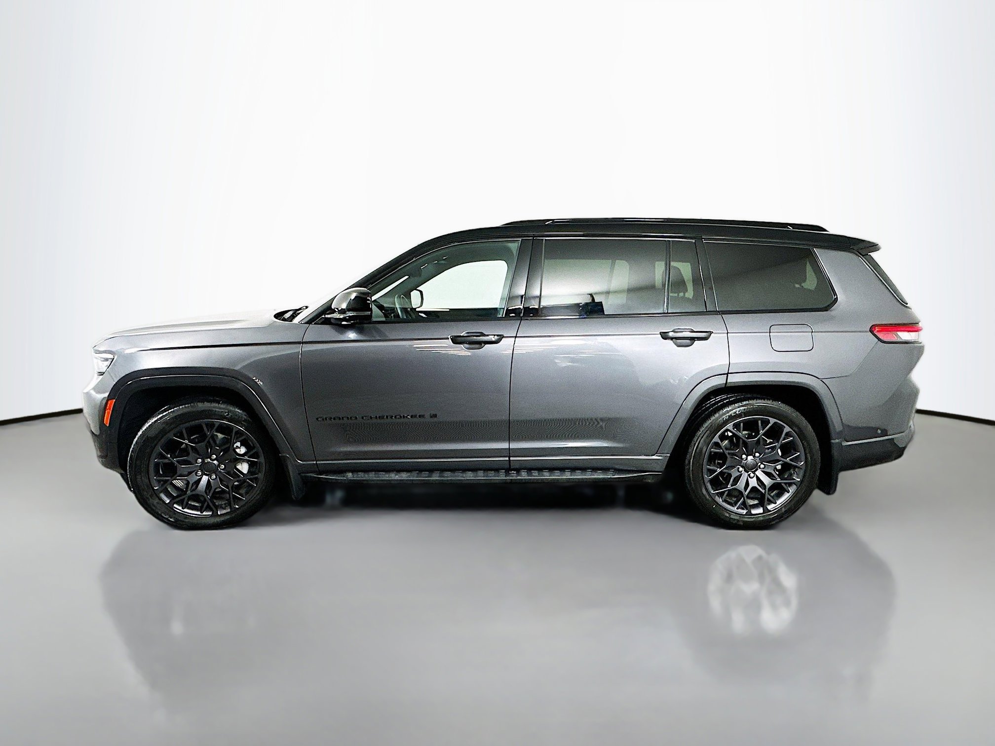Used 2023 Jeep Grand Cherokee L Summit w/ Advanced Protech Group IV image 4