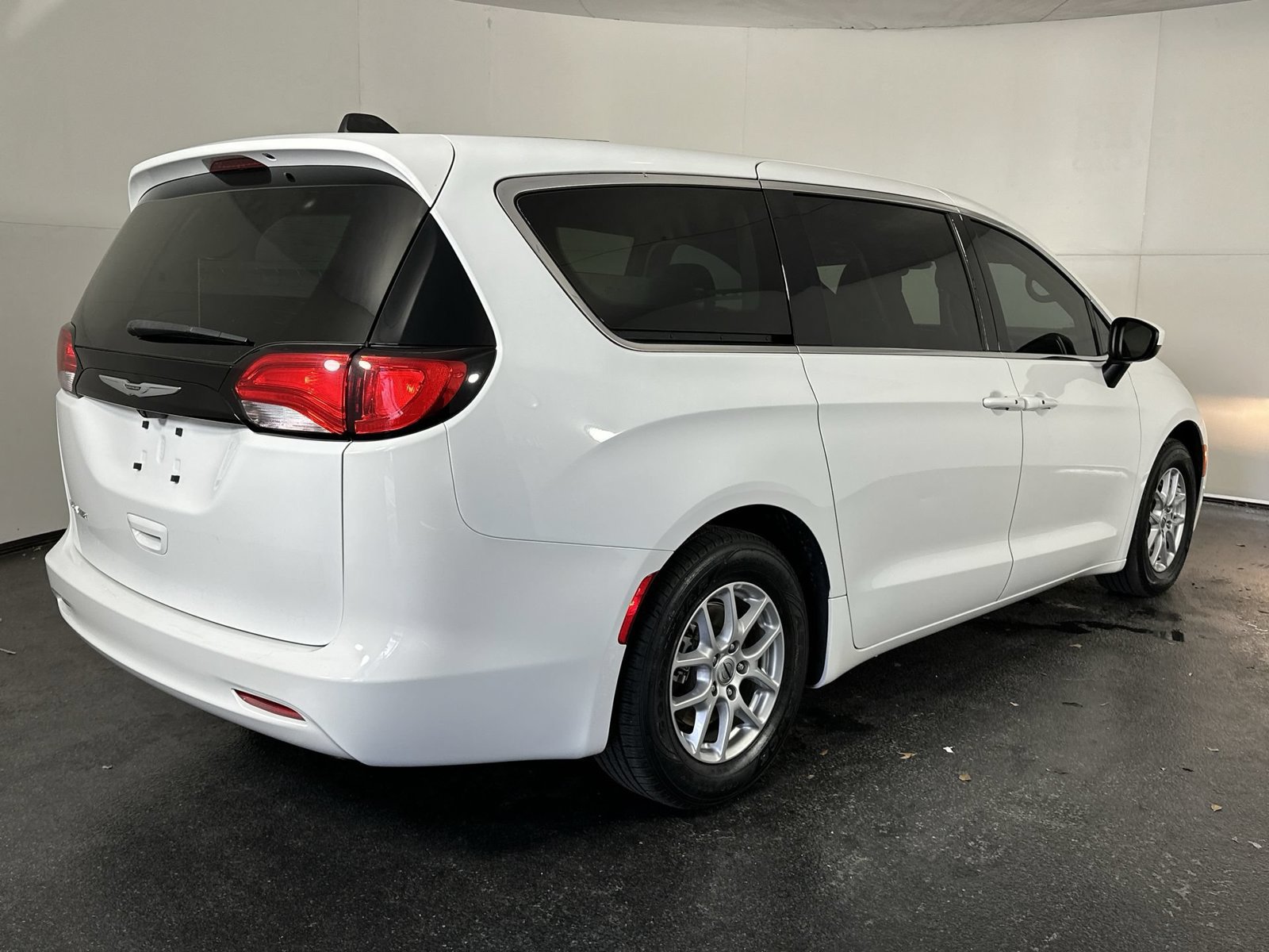 Used 2023 Chrysler Voyager LX FWD image 8