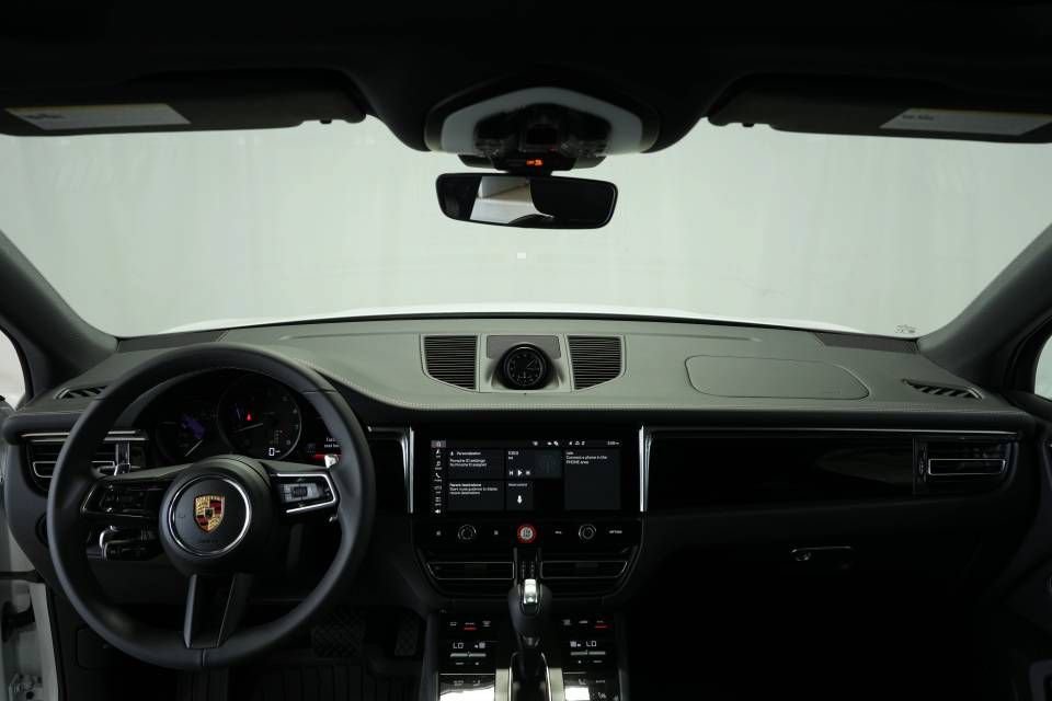 Certified 2025 Porsche Macan AWD/4WD image 16