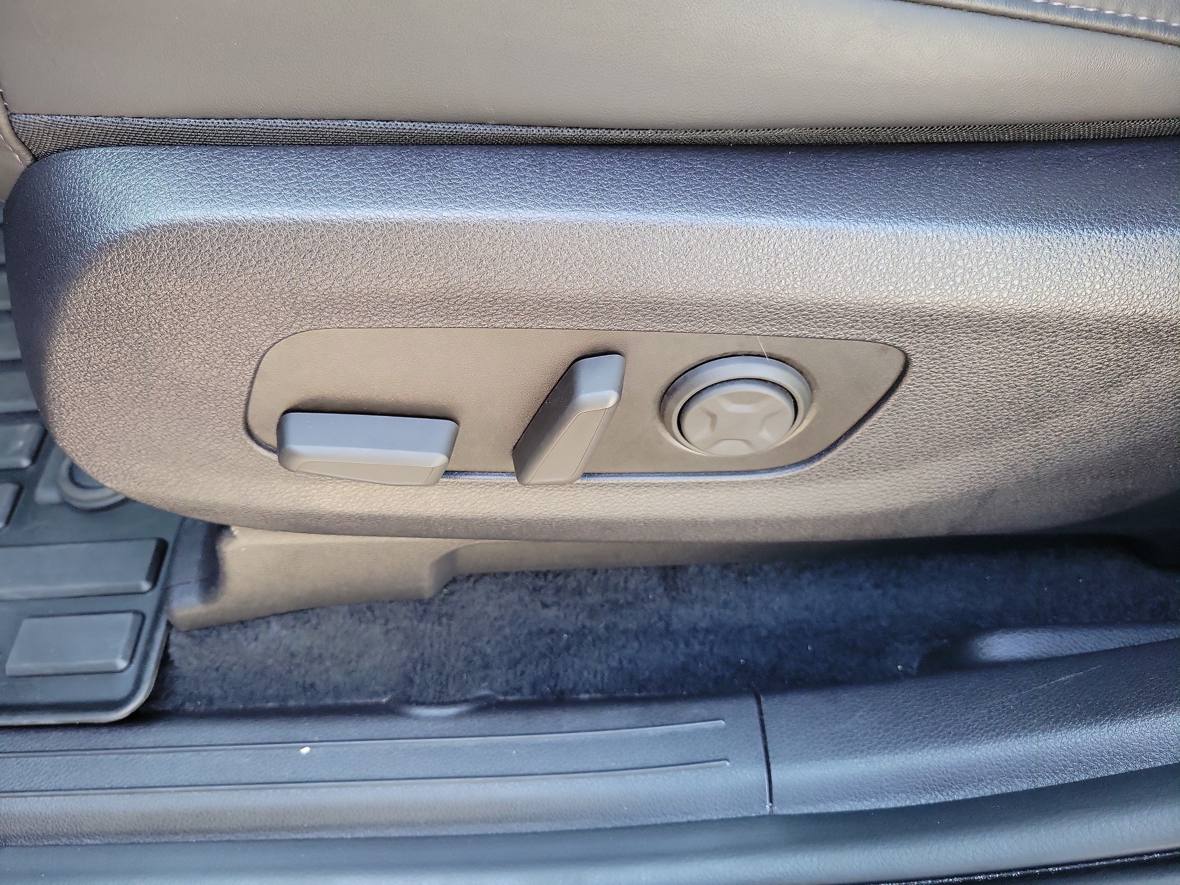 Certified 2025 Kia Carnival SX w/ SX Dark Edition Package FWD image 23