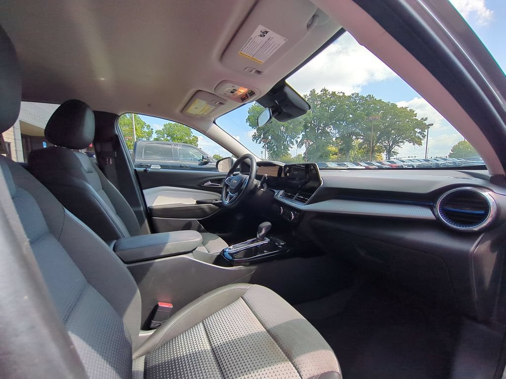 Used 2025 Chevrolet Trax LT w/ LT Convenience Package FWD image 31