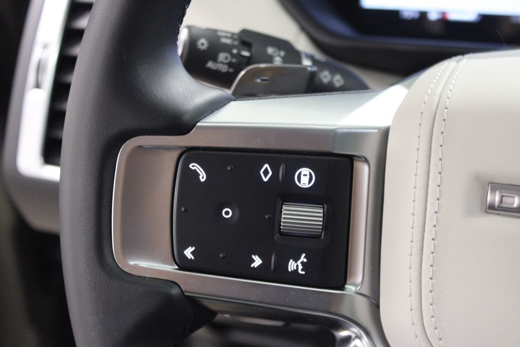 Used 2025 Land Rover Discovery Metropolitan Edition AWD/4WD image 22