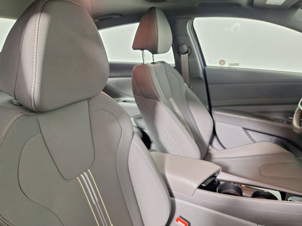 Used 2025 Hyundai Elantra SEL FWD image 28