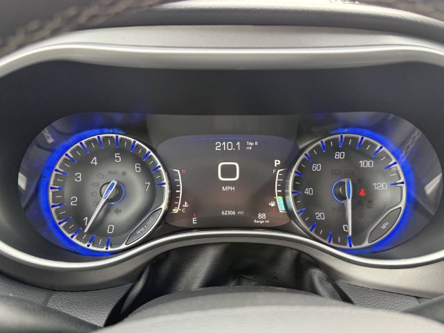 Certified 2024 Chrysler Pacifica Touring-L FWD image 18