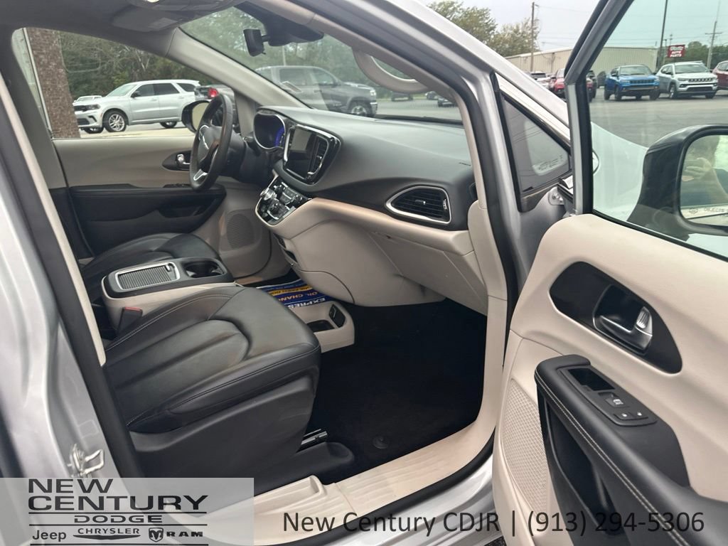 Used 2024 Chrysler Pacifica Touring-L FWD image 12