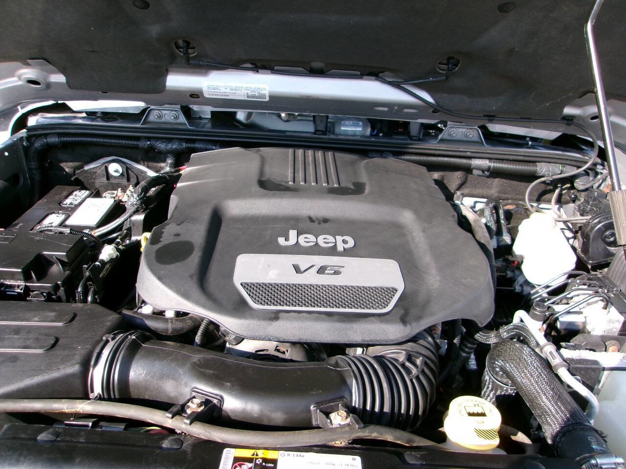 Used 2015 Jeep Wrangler Unlimited Sahara w/ Connectivity Group AWD/4WD image 21