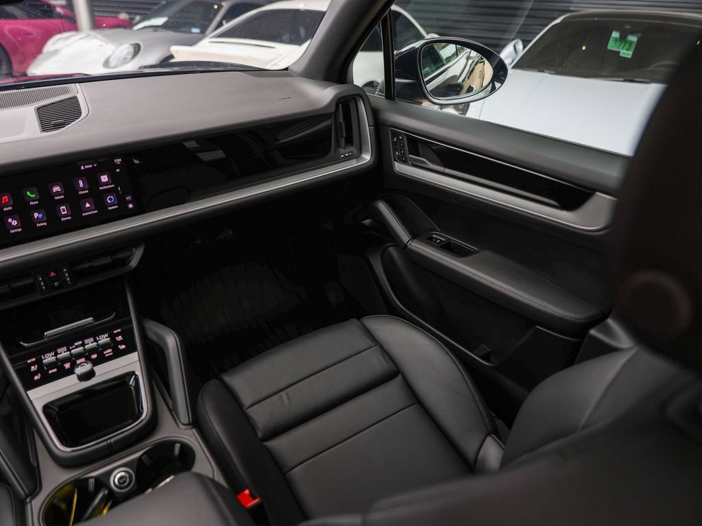Certified 2025 Porsche Cayenne AWD/4WD image 33
