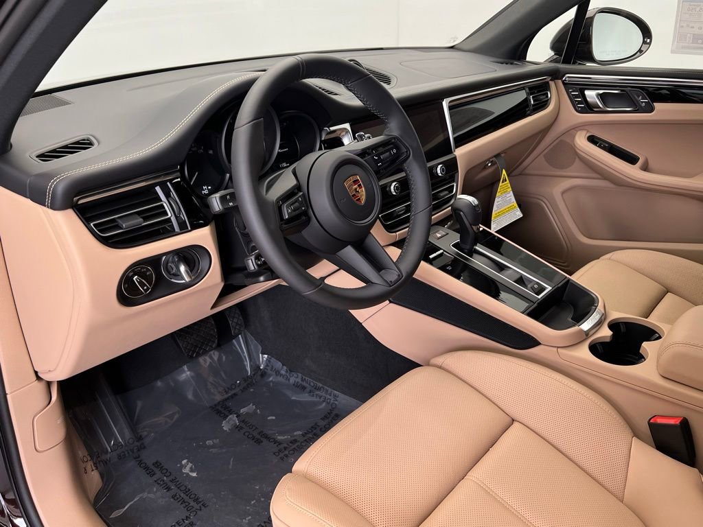 Used 2025 Porsche Macan image 4