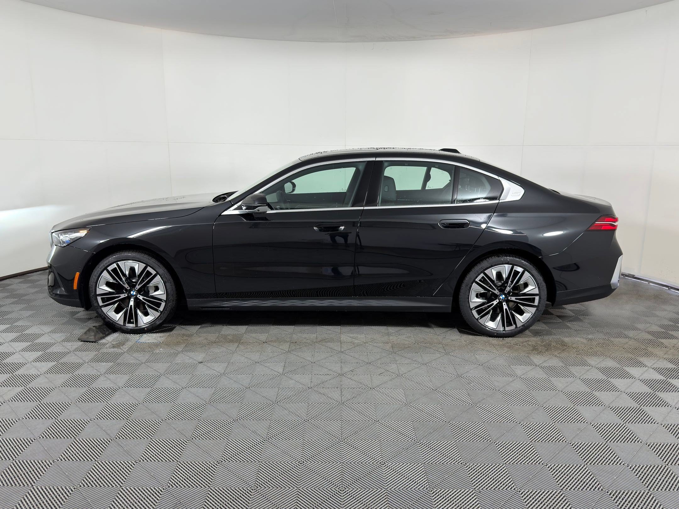 Used 2026 BMW 530i w/ Premium Package RWD image 2