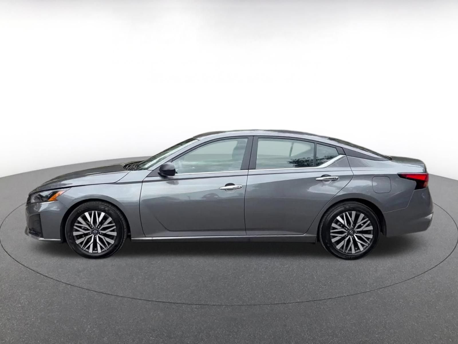 Used 2025 Nissan Altima 2.5 SV FWD image 7
