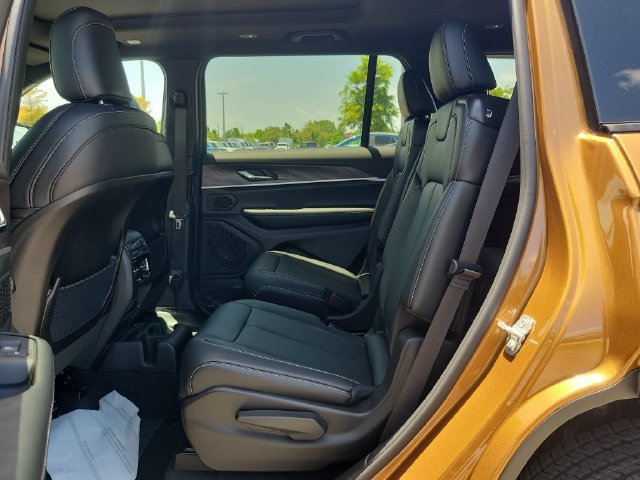 New 2026 Jeep Grand Cherokee L Limited w/ Luxury Tech Group II AWD/4WD image 8