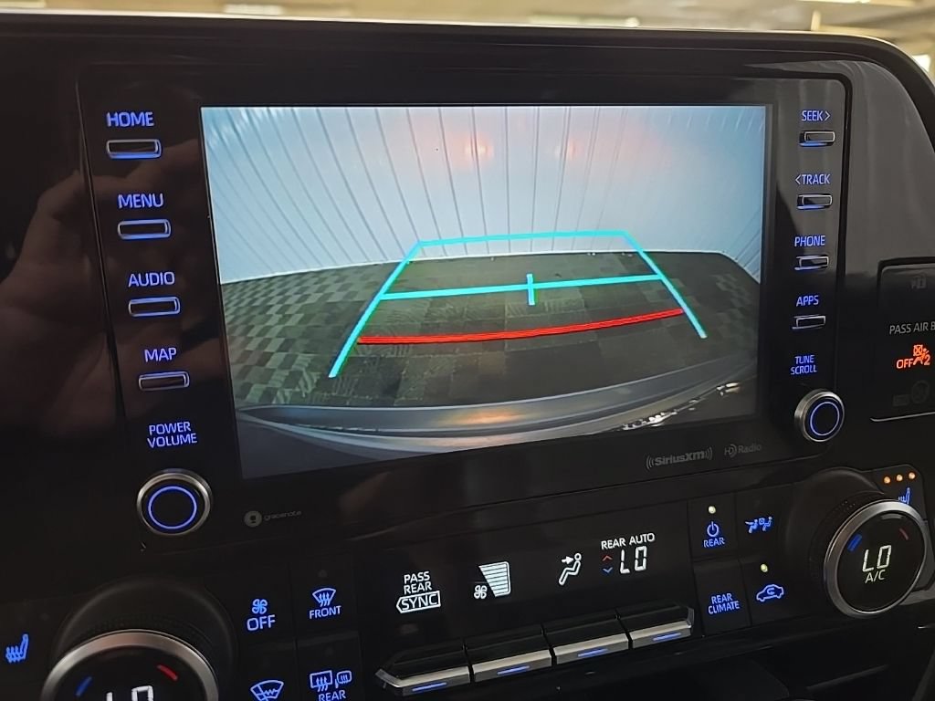 Used 2022 Toyota Highlander XLE AWD/4WD image 24