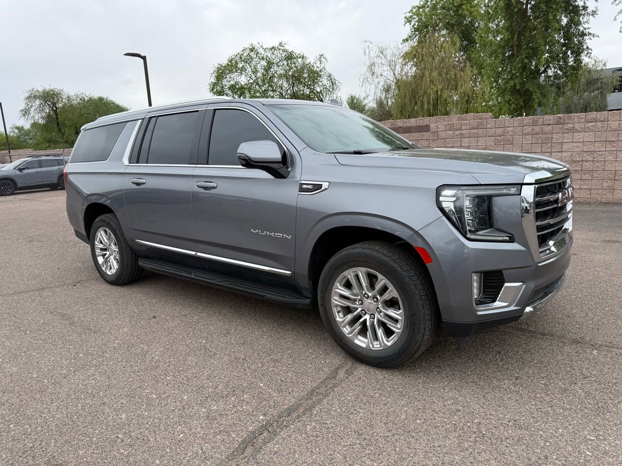Used 2022 GMC Yukon XL SLT w/ SLT Premium Package image 3