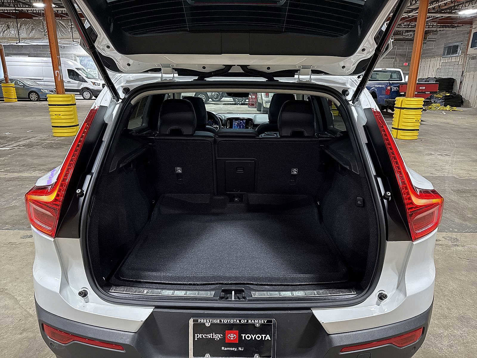 Used 2023 Volvo XC40 B5 Plus image 11