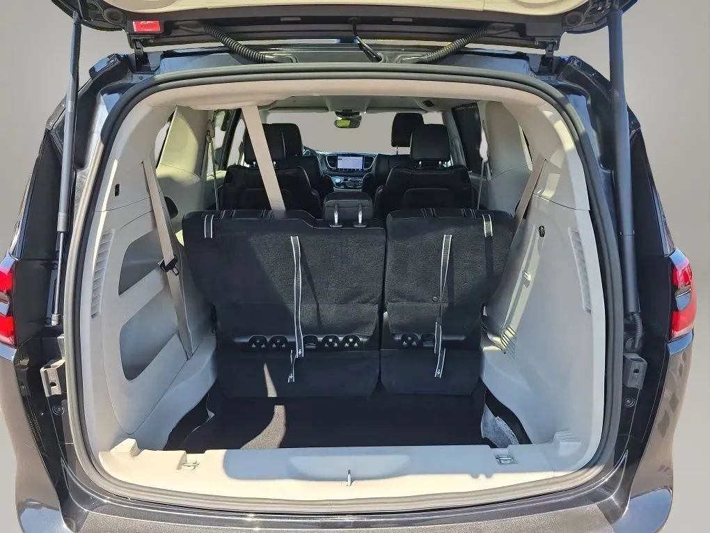 Used 2023 Chrysler Pacifica Touring-L FWD image 50