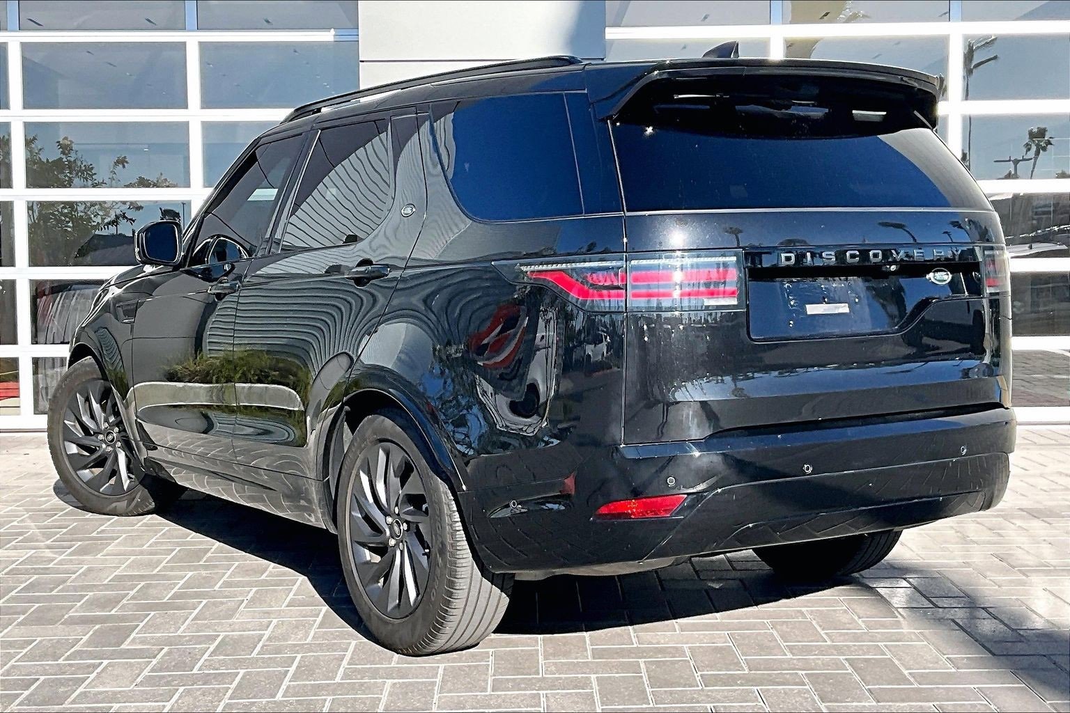 Used 2023 Land Rover Discovery S R-Dynamic image 11
