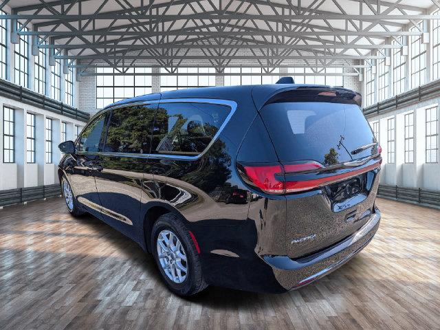 Used 2024 Chrysler Pacifica Touring-L FWD image 5