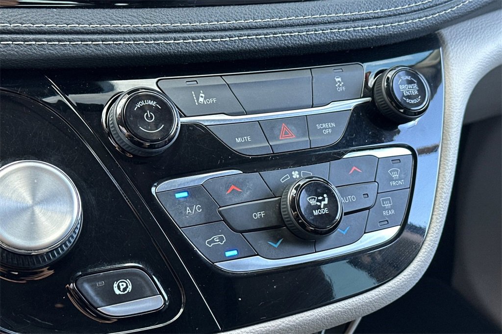 Used 2022 Chrysler Pacifica Touring-L image 18