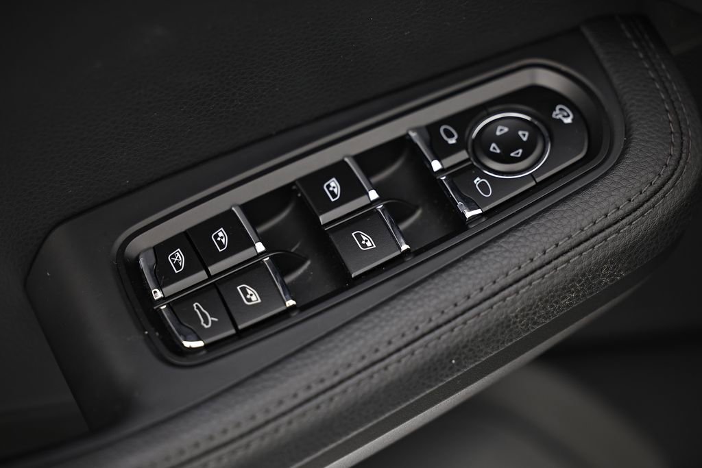 Used 2025 Porsche Macan image 21