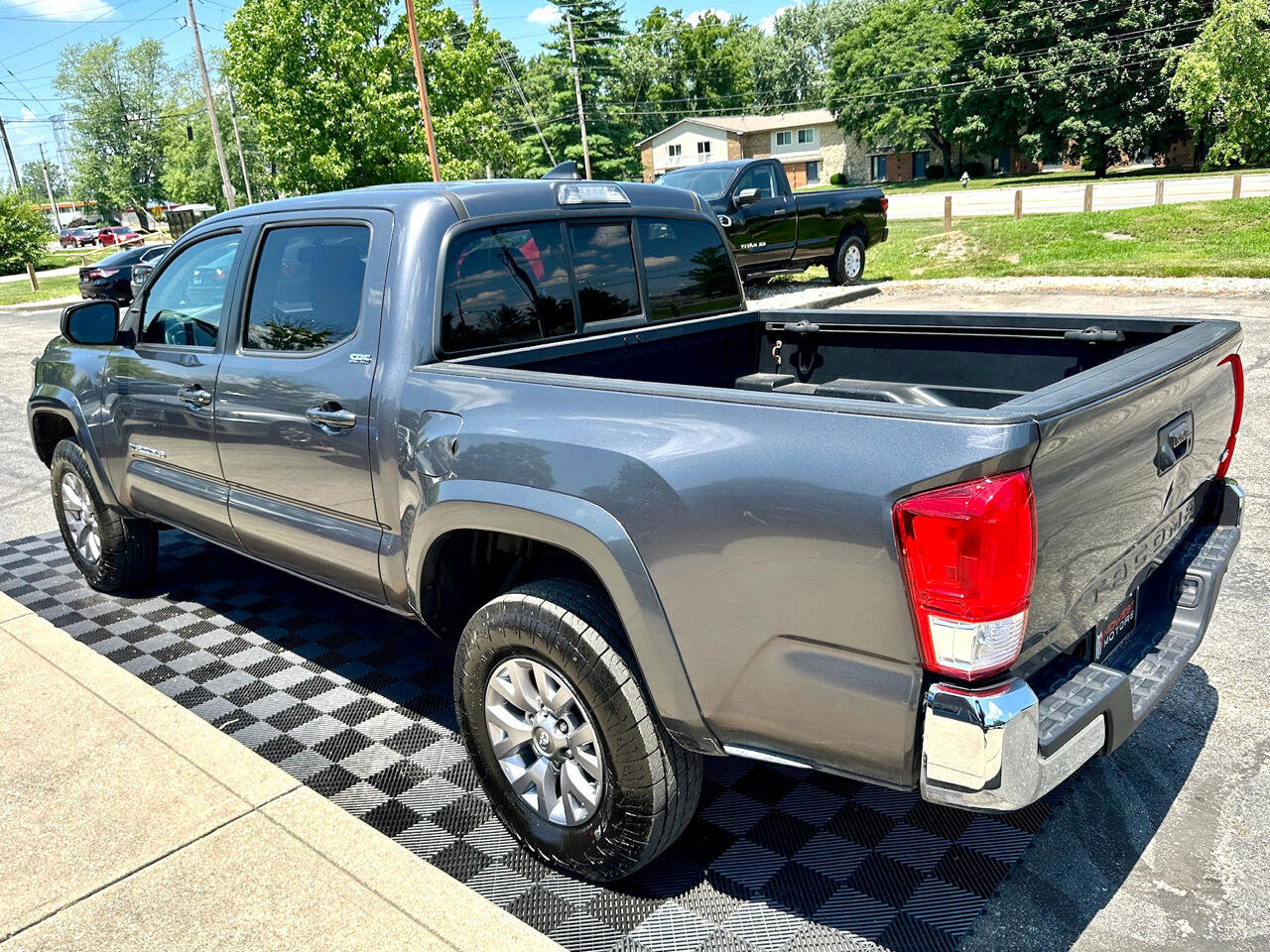 Used 2017 Toyota Tacoma SR5 image 3