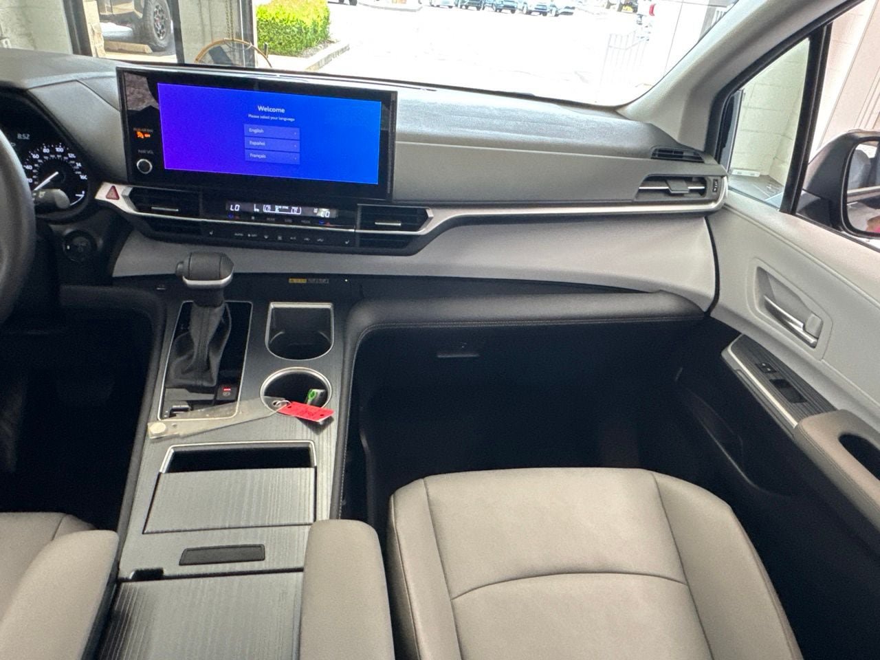 Used 2026 Toyota Sienna XLE FWD image 44