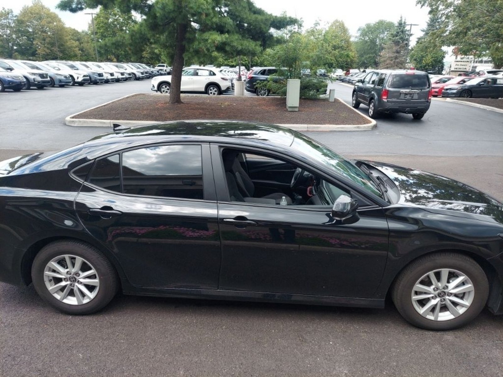 Used 2025 Toyota Camry LE FWD image 4