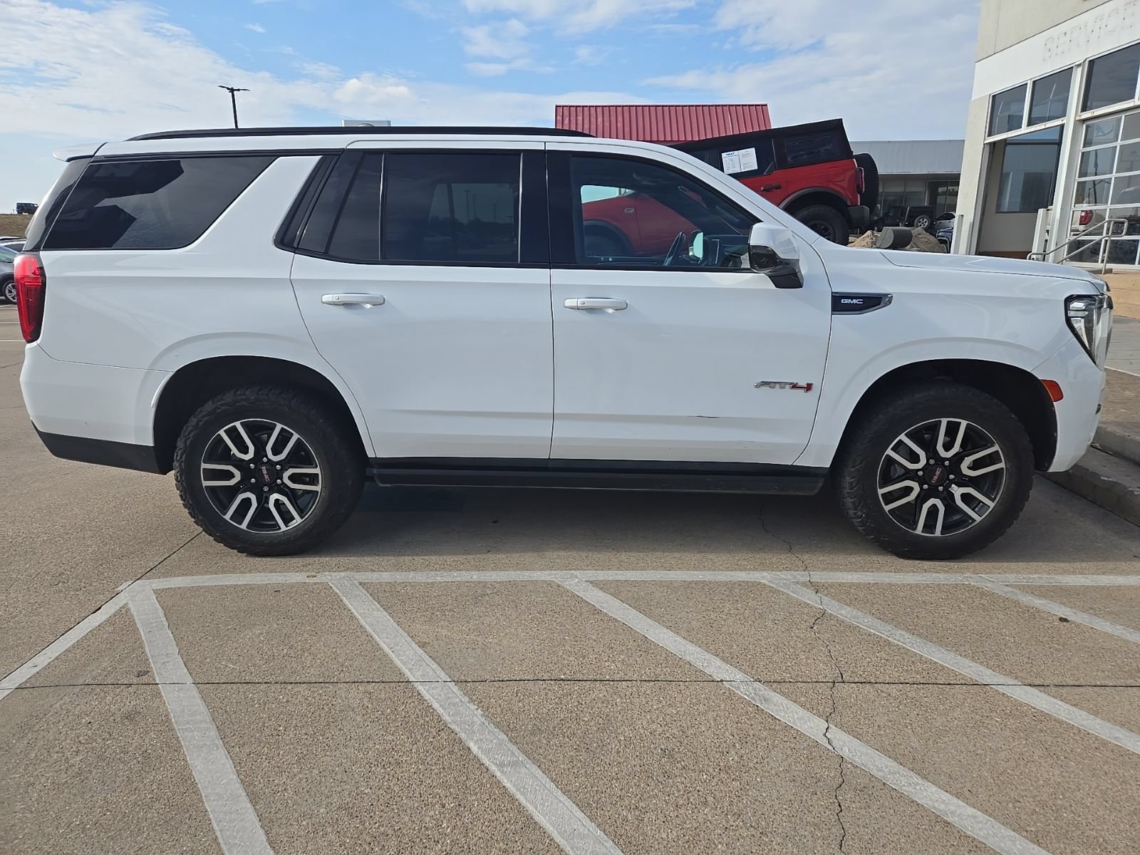 Used 2023 GMC Yukon AT4 w/ Technology Package AWD/4WD image 8