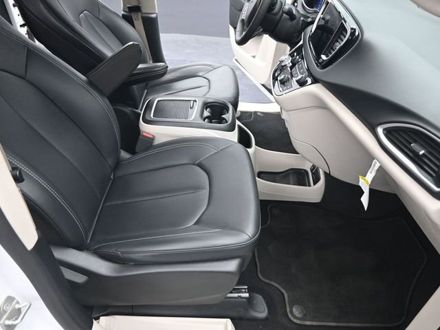 Used 2024 Chrysler Pacifica Touring-L image 25