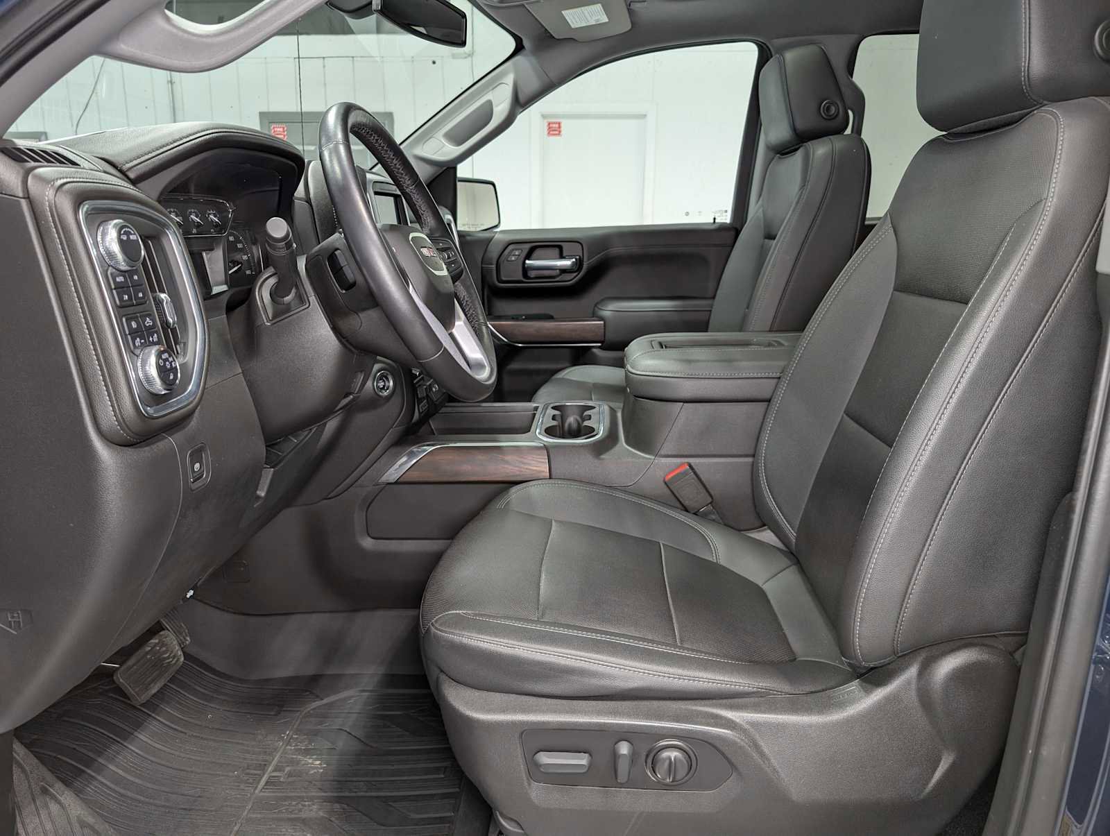 Certified 2022 GMC Sierra 1500 SLT w/ SLT Premium Package AWD/4WD image 4