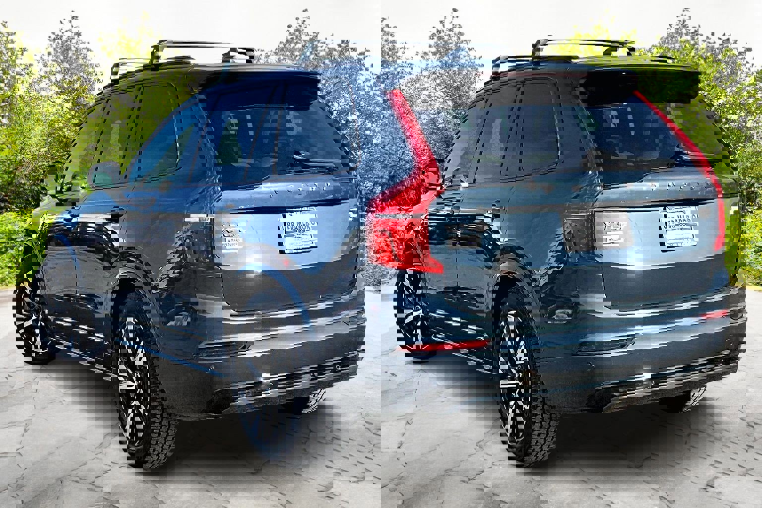 Used 2022 Volvo XC90 T8 R-Design w/ Advanced Package image 2