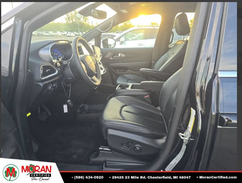 Used 2026 Chrysler Pacifica Select FWD image 6