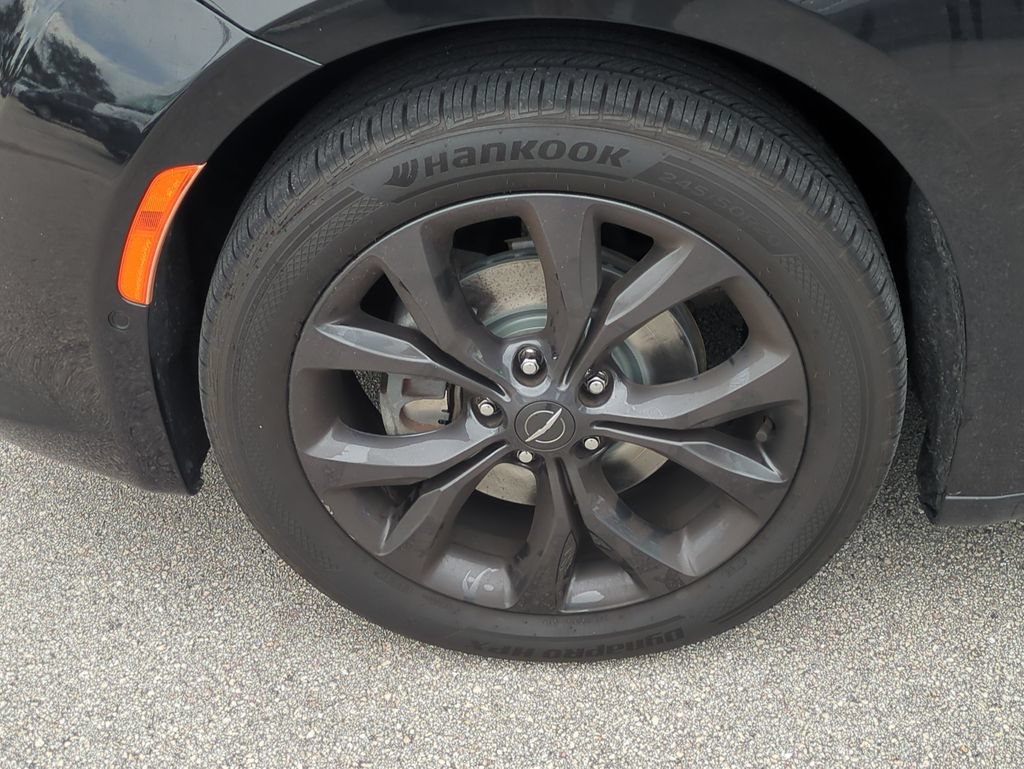 Used 2020 Chrysler Pacifica Touring w/ Advanced Safetytec Group FWD image 12