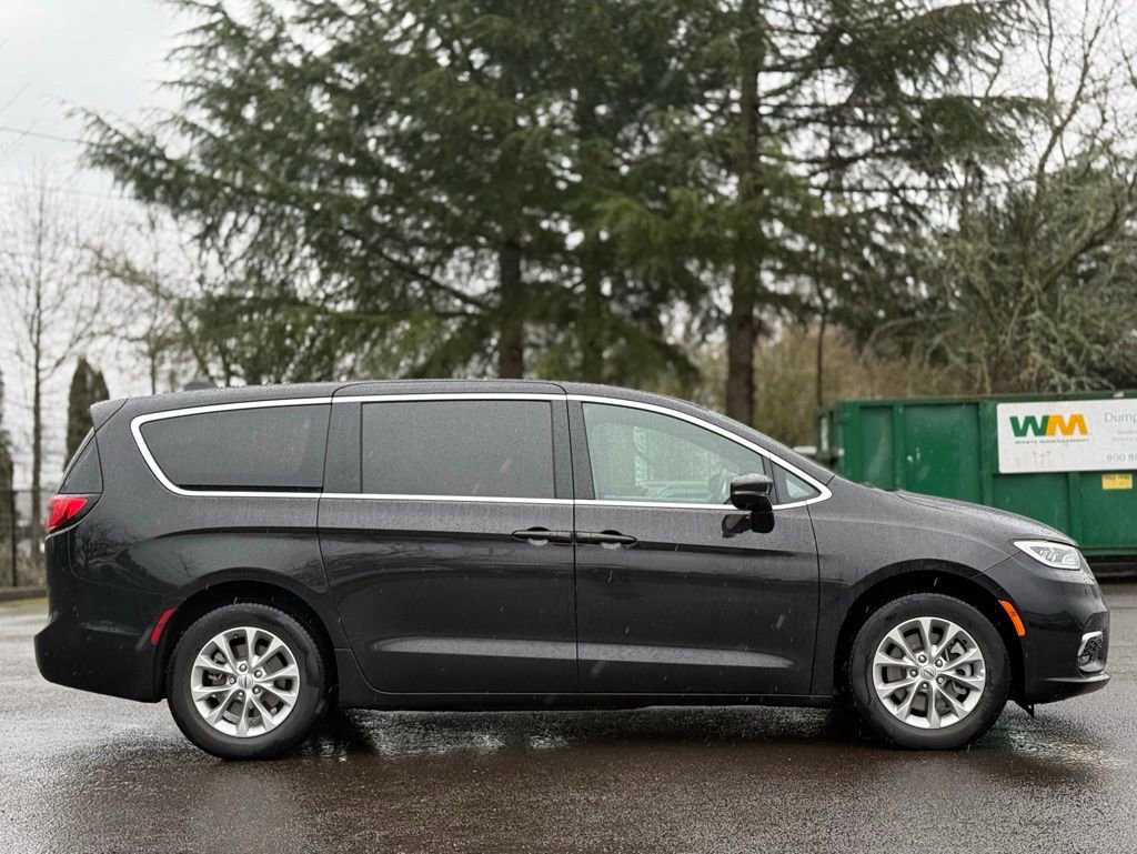 Used 2025 Chrysler Pacifica Select image 6