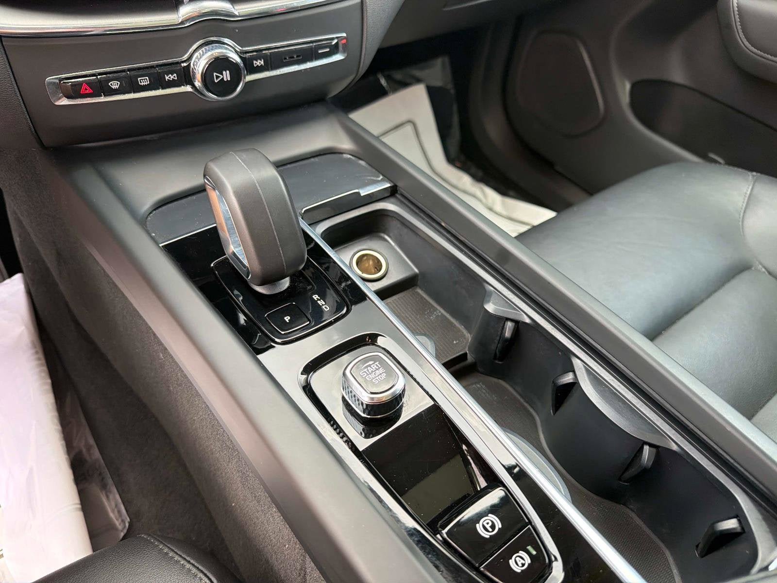 Certified 2025 Volvo XC60 B5 Core AWD/4WD image 22