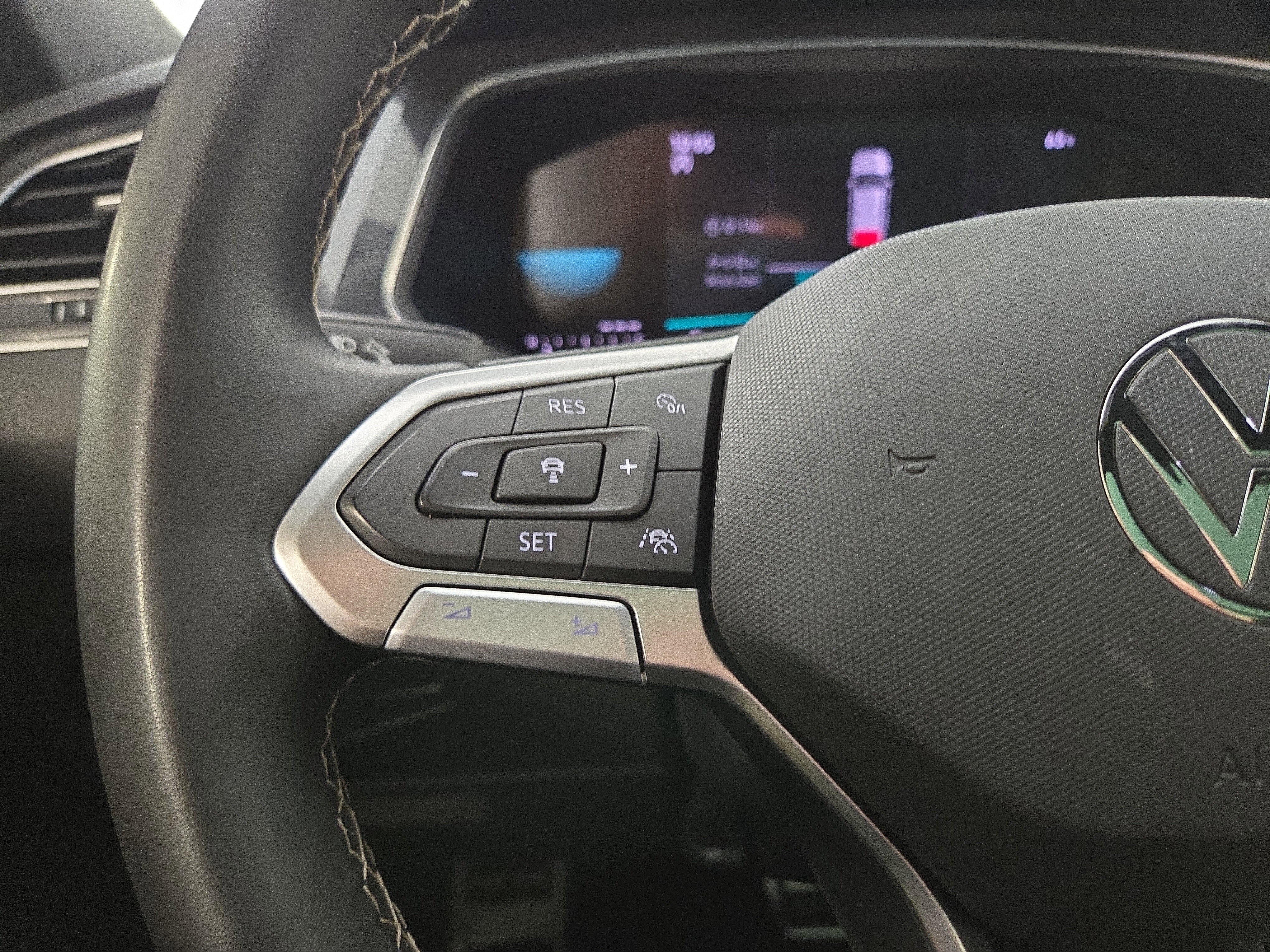 Used 2023 Volkswagen Tiguan SE R-Line image 16