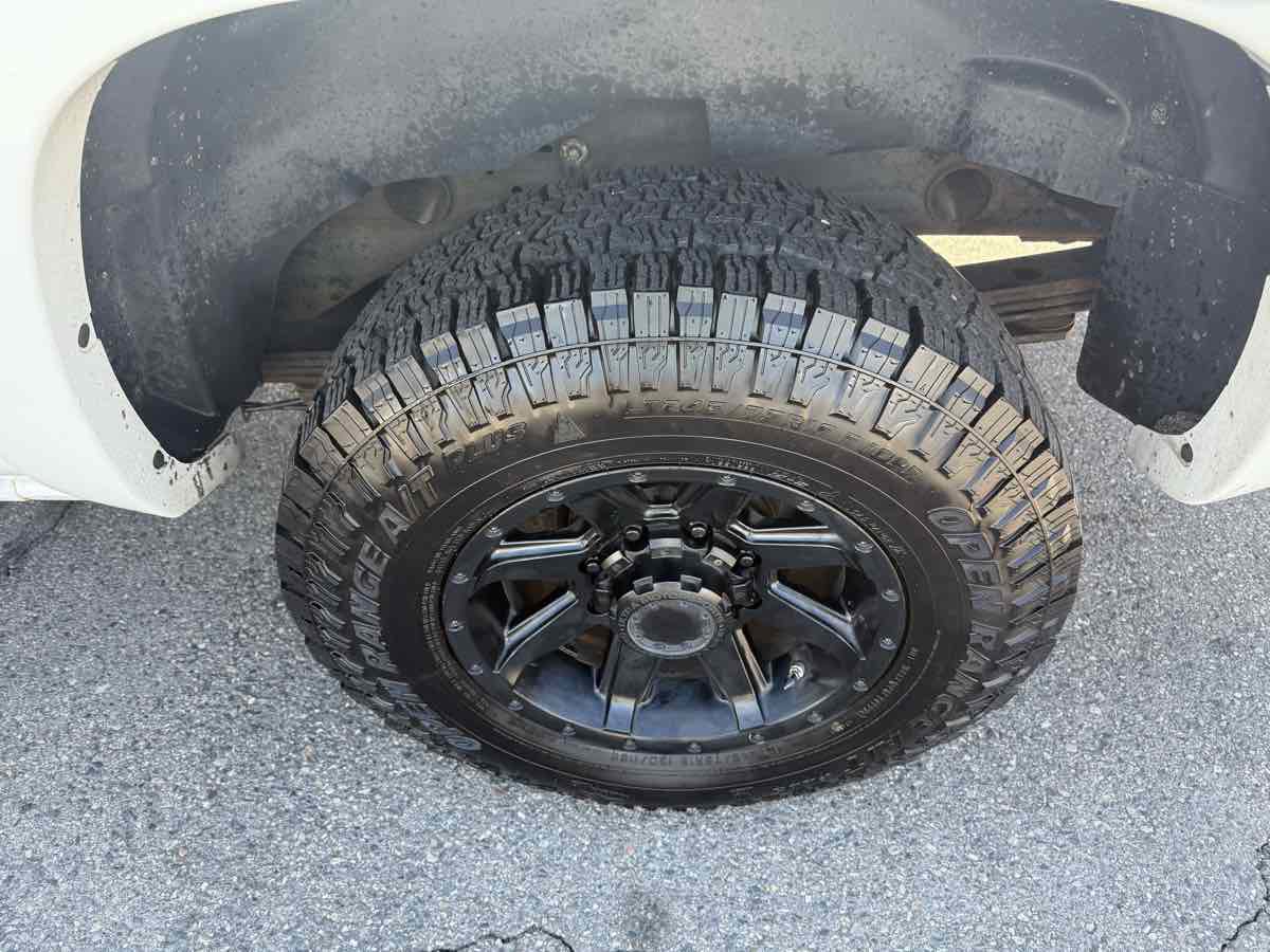 Used 2006 Chevrolet Suburban 2500 LT w/ Preferred Equipment Group image 9