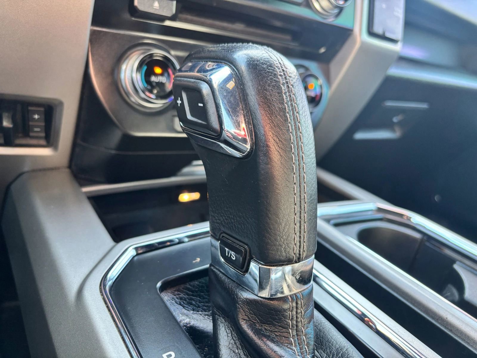 Used 2015 Ford F150 Lariat w/ Equipment Group 502A Luxury AWD/4WD image 24