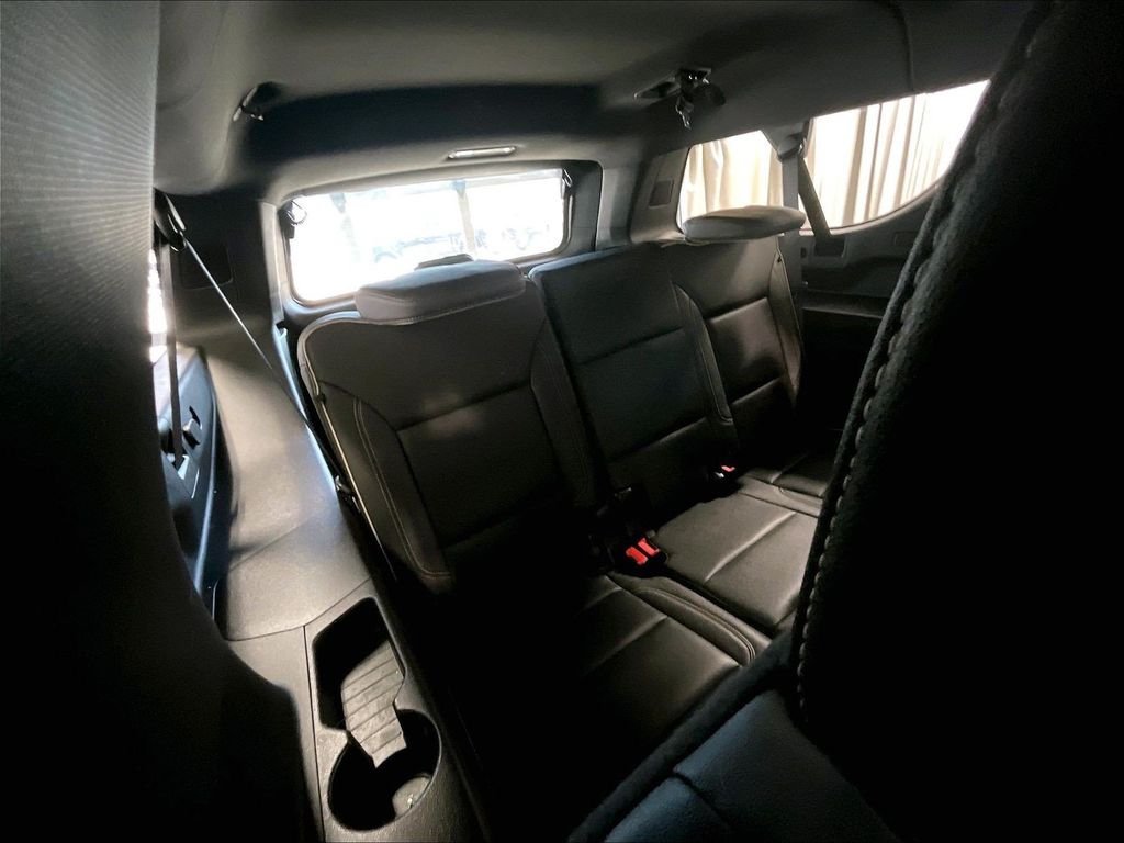 Used 2025 GMC Yukon XL Elevation w/ Elevation Premium Package AWD/4WD image 17