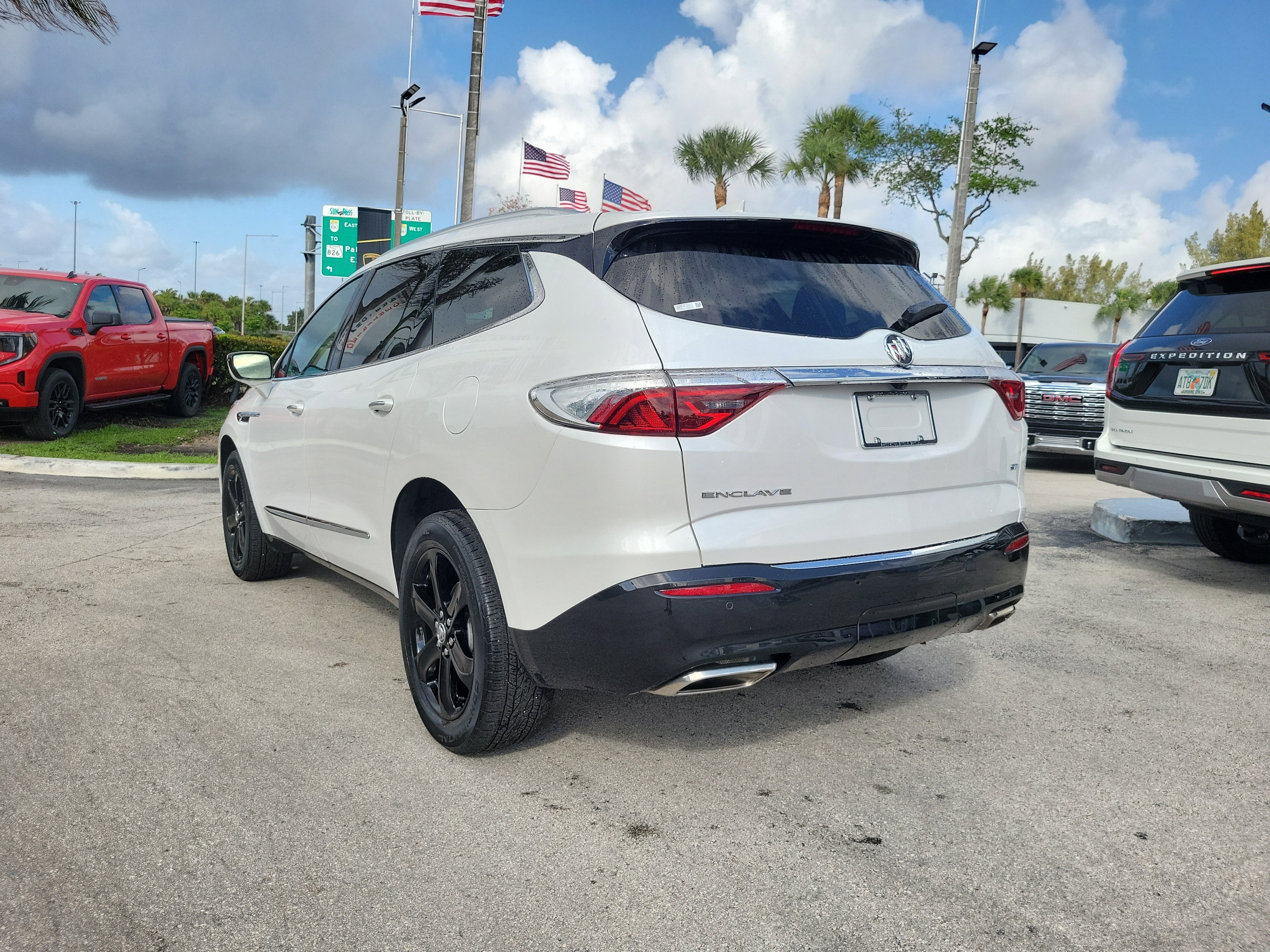 Used 2023 Buick Enclave Essence w/ Sport Touring Edition image 7
