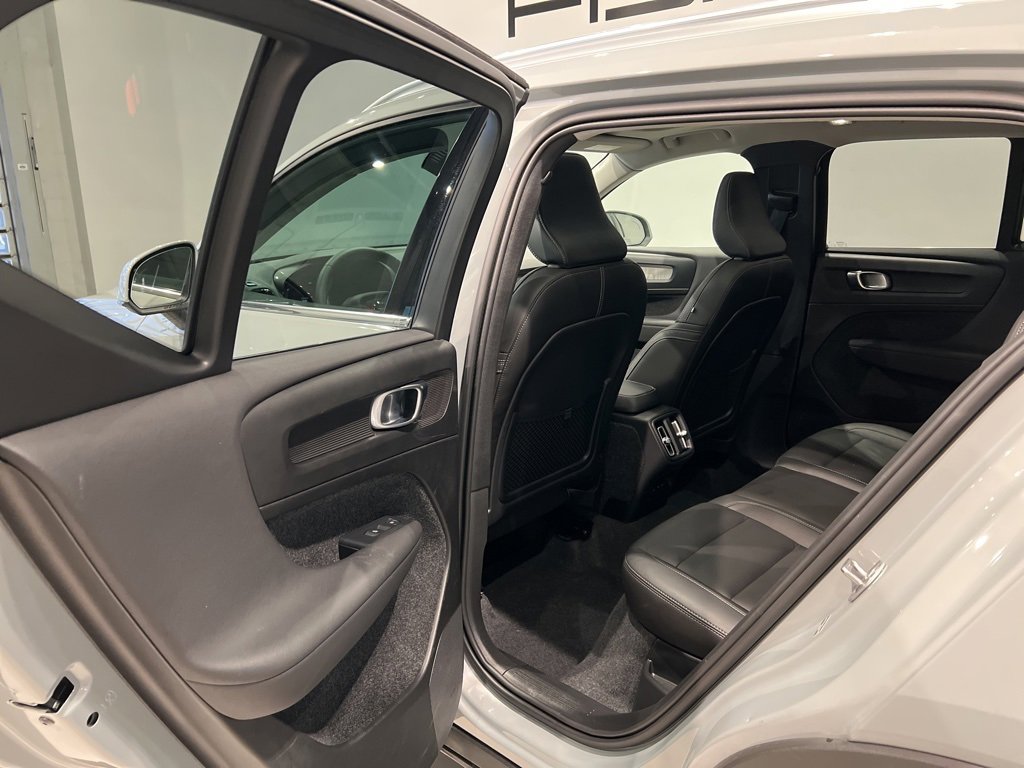Used 2025 Volvo XC40 B5 Core image 25
