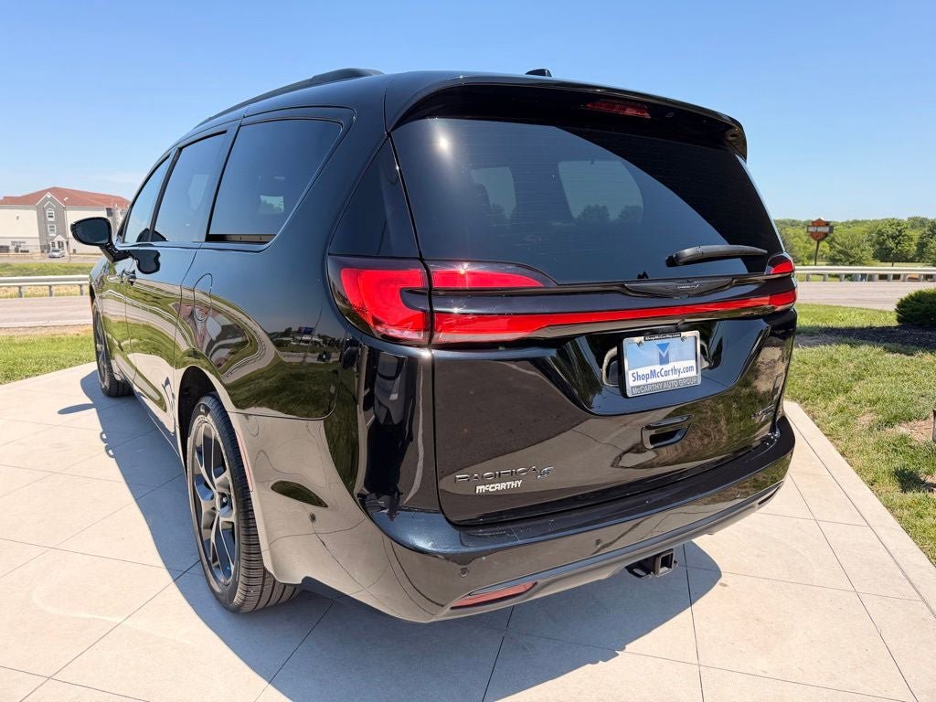 Used 2024 Chrysler Pacifica Limited w/ S Appearance Package AWD/4WD image 5