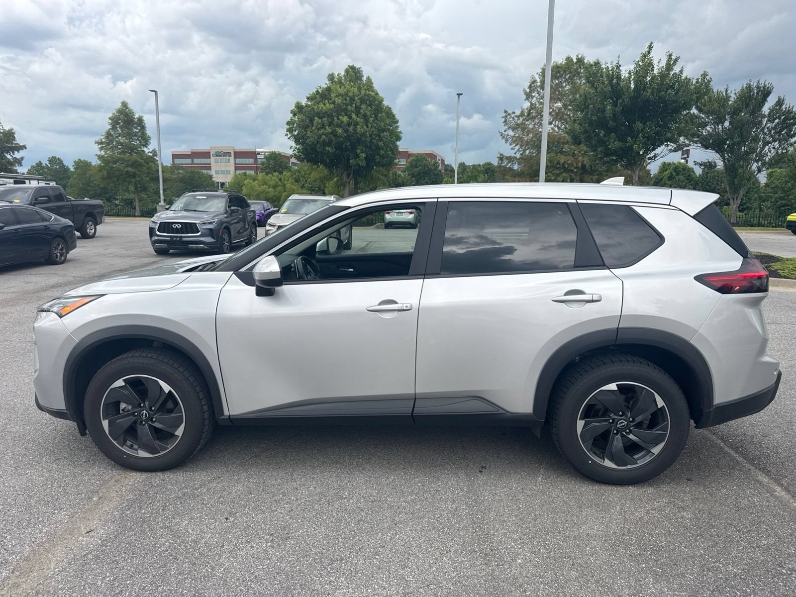 Used 2025 Nissan Rogue SV FWD image 8