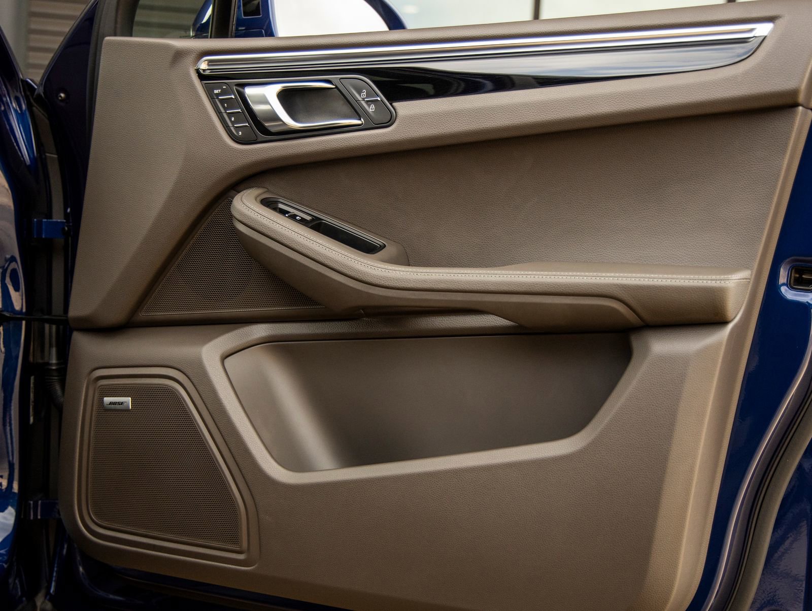 Certified 2025 Porsche Macan image 47