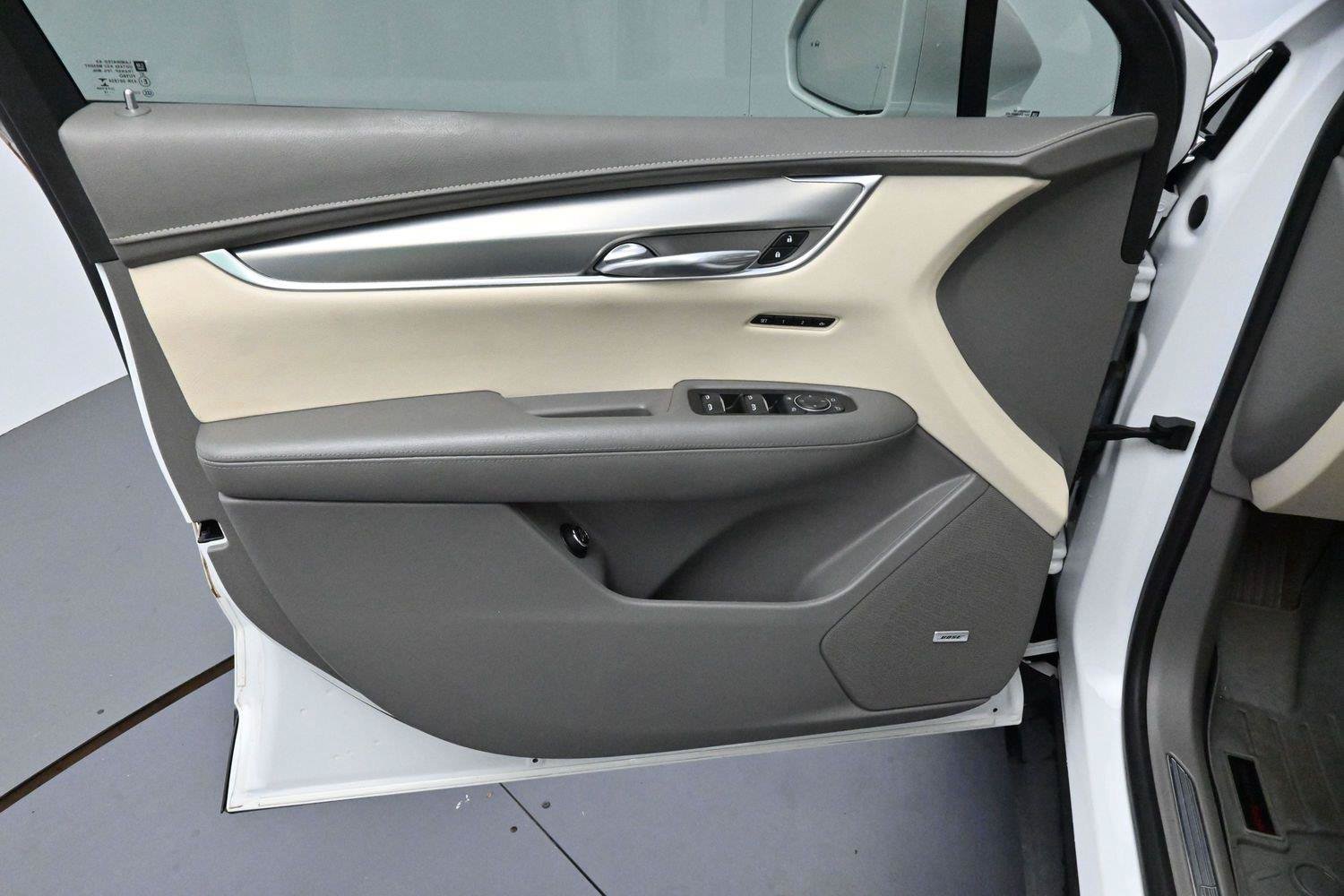Used 2017 Cadillac XT5 Luxury w/ Driver Awareness Package FWD image 11