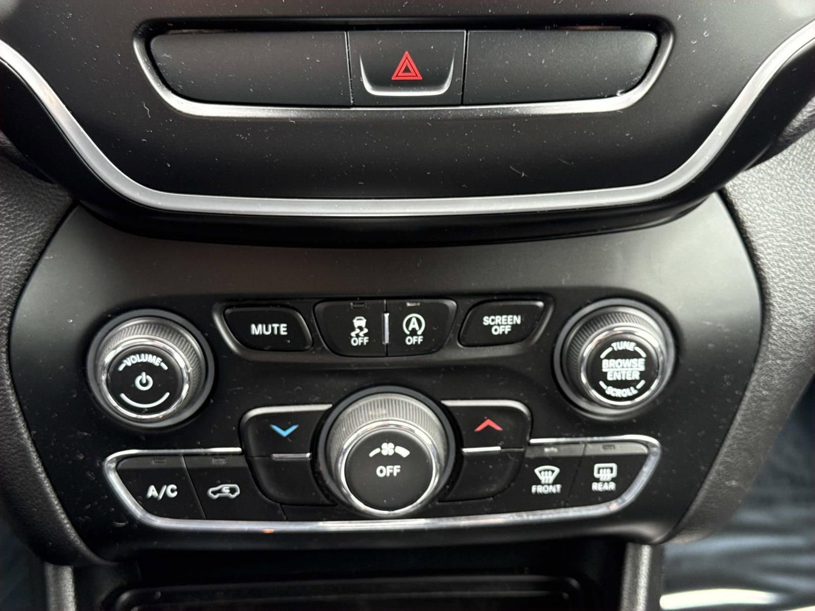 Used 2019 Jeep Cherokee Latitude Plus image 12