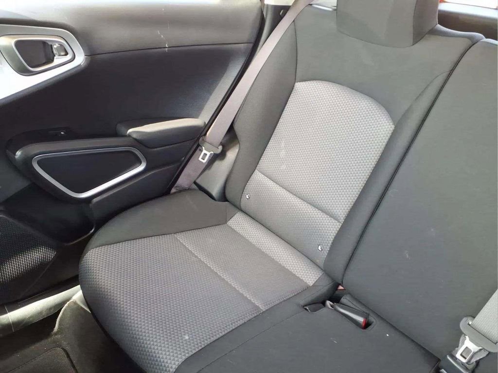 Used 2025 Kia Soul LX w/ LX Technology Package FWD image 16