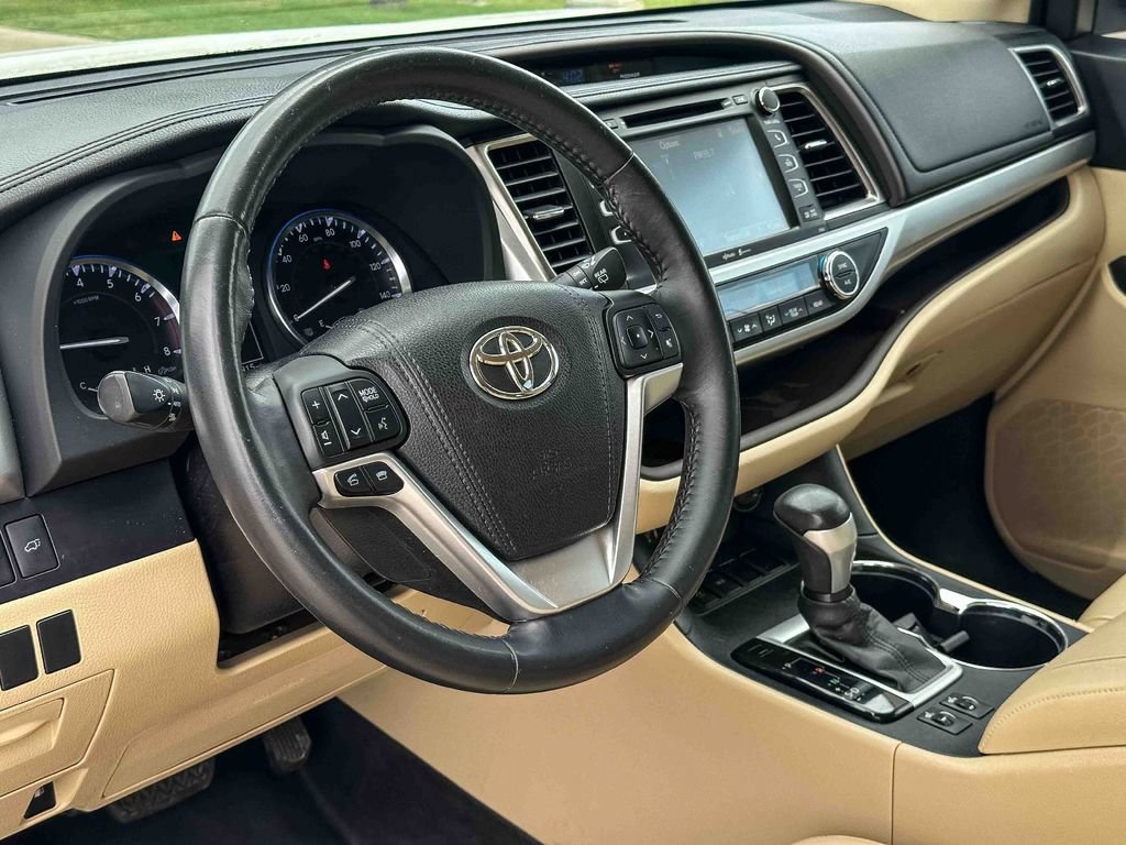 Used 2015 Toyota Highlander XLE FWD image 12