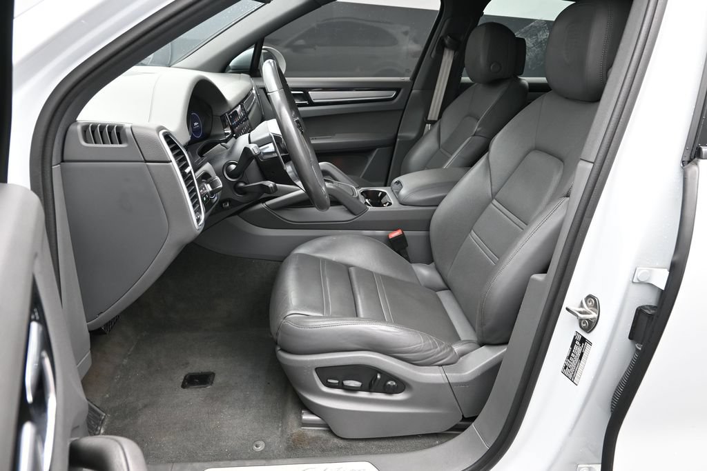 Certified 2023 Porsche Cayenne Platinum Edition AWD/4WD image 5