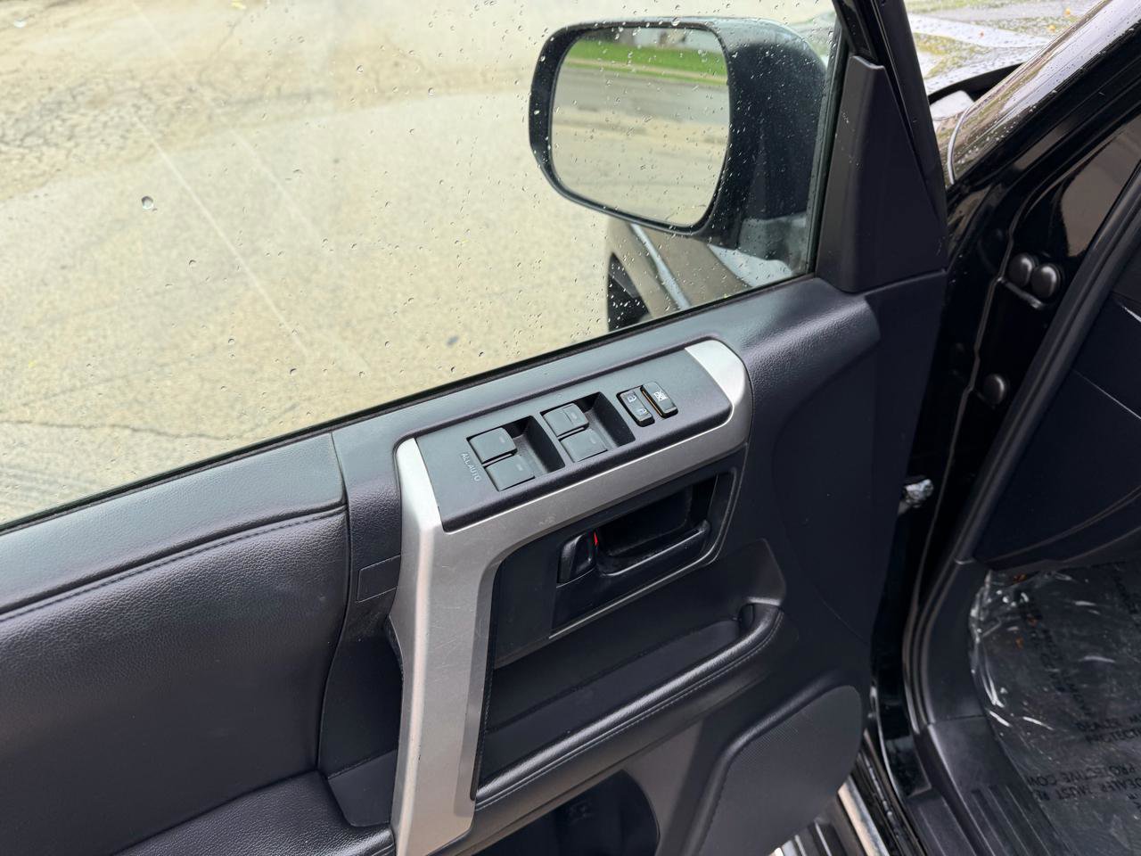 Used 2011 Toyota 4Runner Limited AWD/4WD image 9